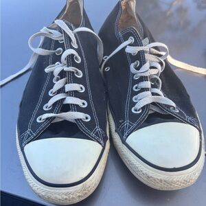 Black and white Converse Sneakers with White Laces size 8 good condition